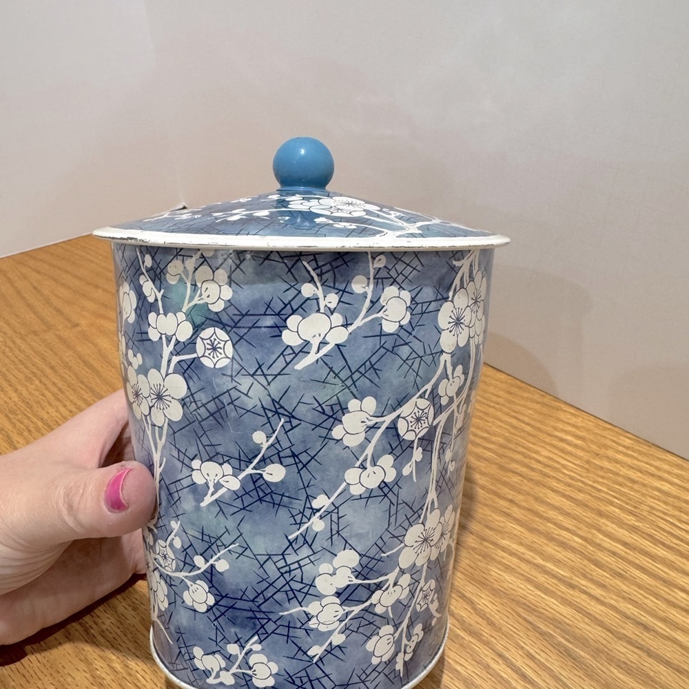 Vintage floral Blue and White tea tin MCM - Picture 12 of 15